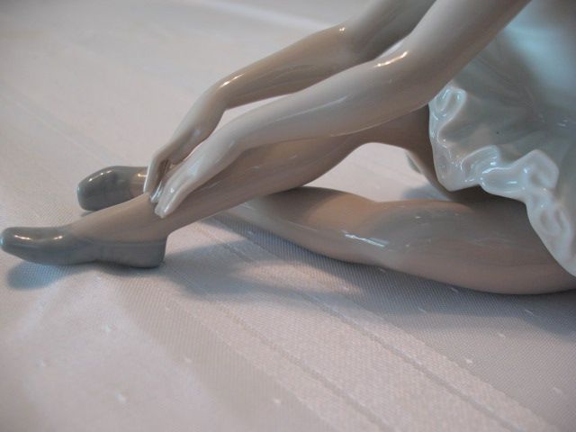 LLADRO Vintage Daisa Nao Elegant Ballerina Seated Ballet Dancer  